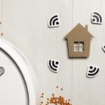 Kartonghus med wifi-symbol för hemlarm